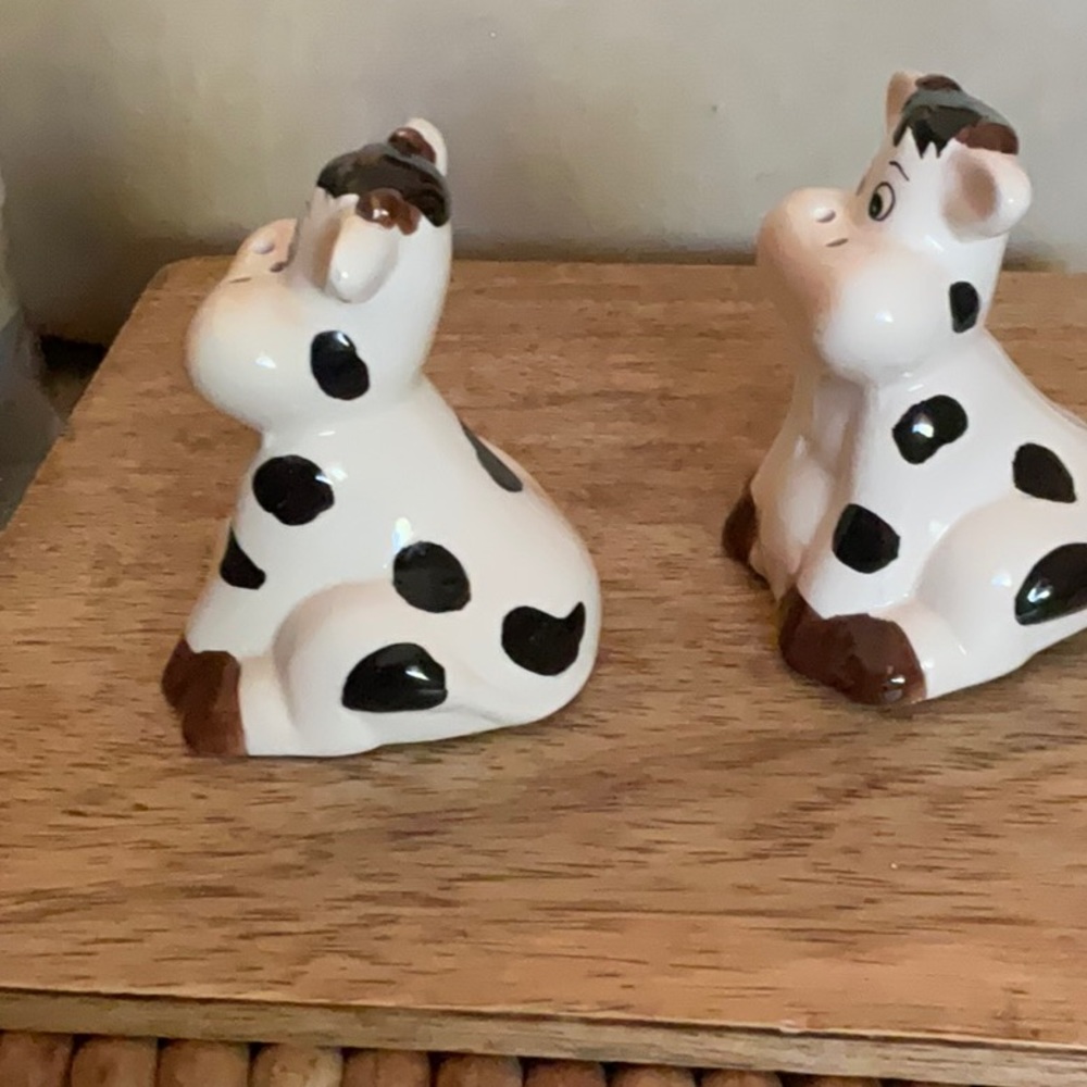 Adorable Cows Salt & Pepper shakers. Whimsical, cute, 2.5”, Country Farmhouse - Picture 4 of 5